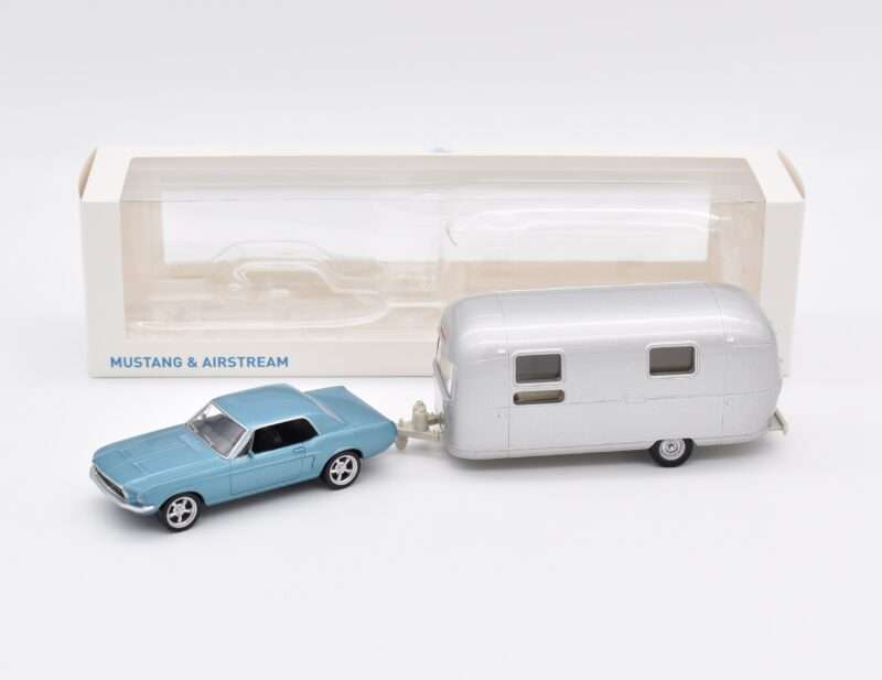 Ford Mustang + Caravane Airstream Bleu Métallisé 1968