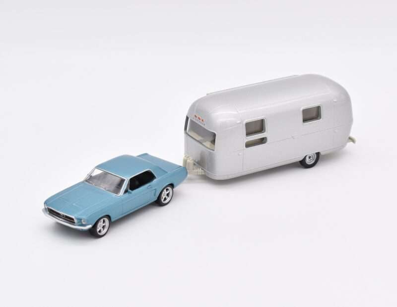 Ford Mustang + Caravane Airstream Bleu Métallisé 1968 – Image 2