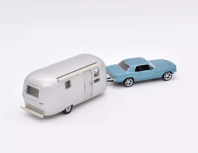 Ford Mustang + Caravane Airstream Bleu Métallisé 1968 – Image 3