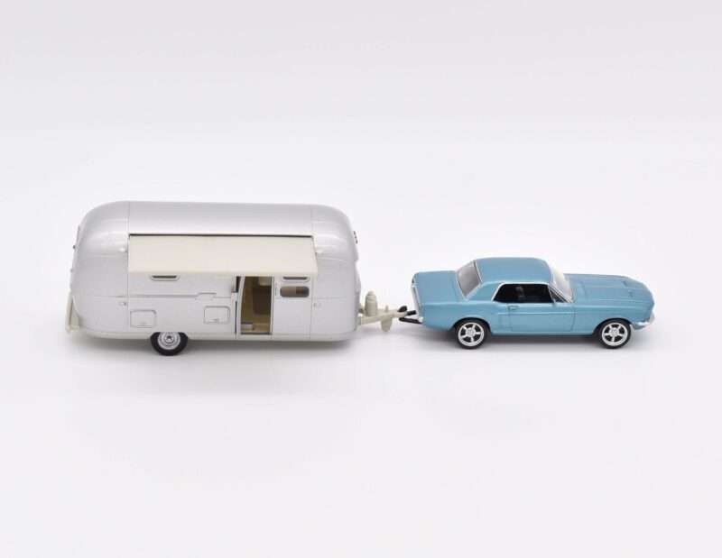 Ford Mustang + Caravane Airstream Bleu Métallisé 1968 – Image 4