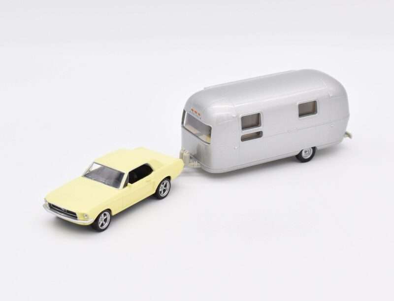 Ford Mustang + Caravane Airstream Jaune Meadowlark 1968 – Image 2