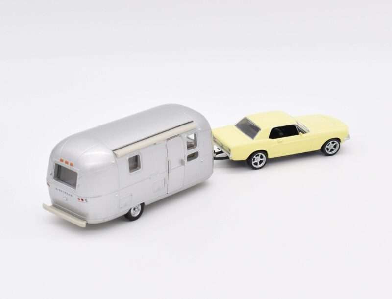 Ford Mustang + Caravane Airstream Jaune Meadowlark 1968 – Image 3